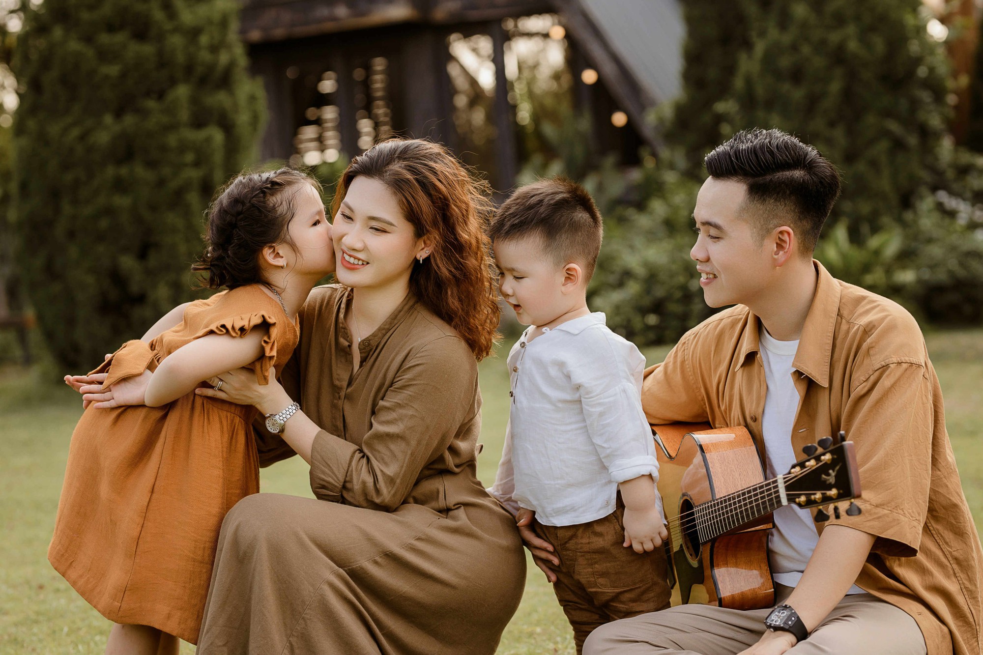 Gia đình cặp đôi bác sĩ đáng yêu trên MXH: "Tuổi thơ của các con ngắn lắm, sợ sau lớn hơn rồi lại không thích đi chơi với bố mẹ nữa"- Ảnh 3.