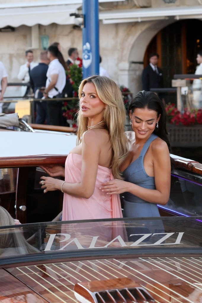 Đám cưới tỷ phú Jeff Bezos: Kim Kardashian - Kylie Jenner sexy 