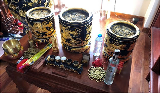 Làm mãi vẫn nghèo, vận rủi đeo bám - Nghe ông bà chỉ cách xem tài vận qua bát hương trong nhà- Ảnh 1.