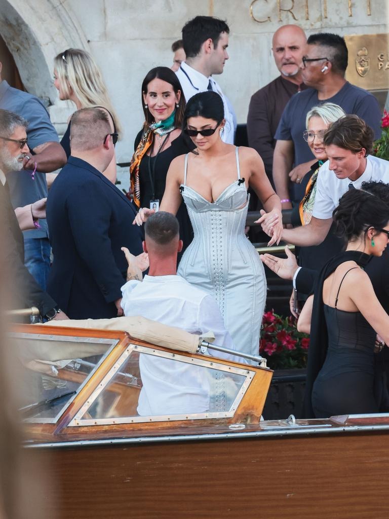 Đám cưới tỷ phú Jeff Bezos: Kim Kardashian - Kylie Jenner sexy 