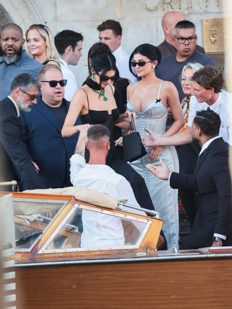 Đám cưới tỷ phú Jeff Bezos: Kim Kardashian - Kylie Jenner sexy 