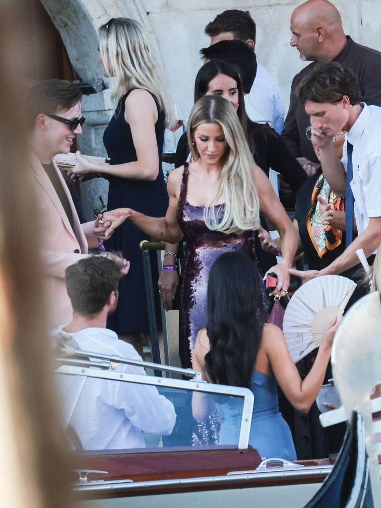 Đám cưới tỷ phú Jeff Bezos: Kim Kardashian - Kylie Jenner sexy 