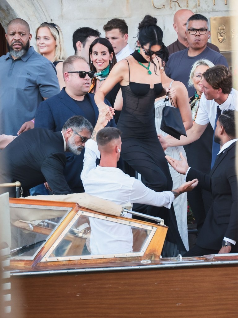 Đám cưới tỷ phú Jeff Bezos: Kim Kardashian - Kylie Jenner sexy 