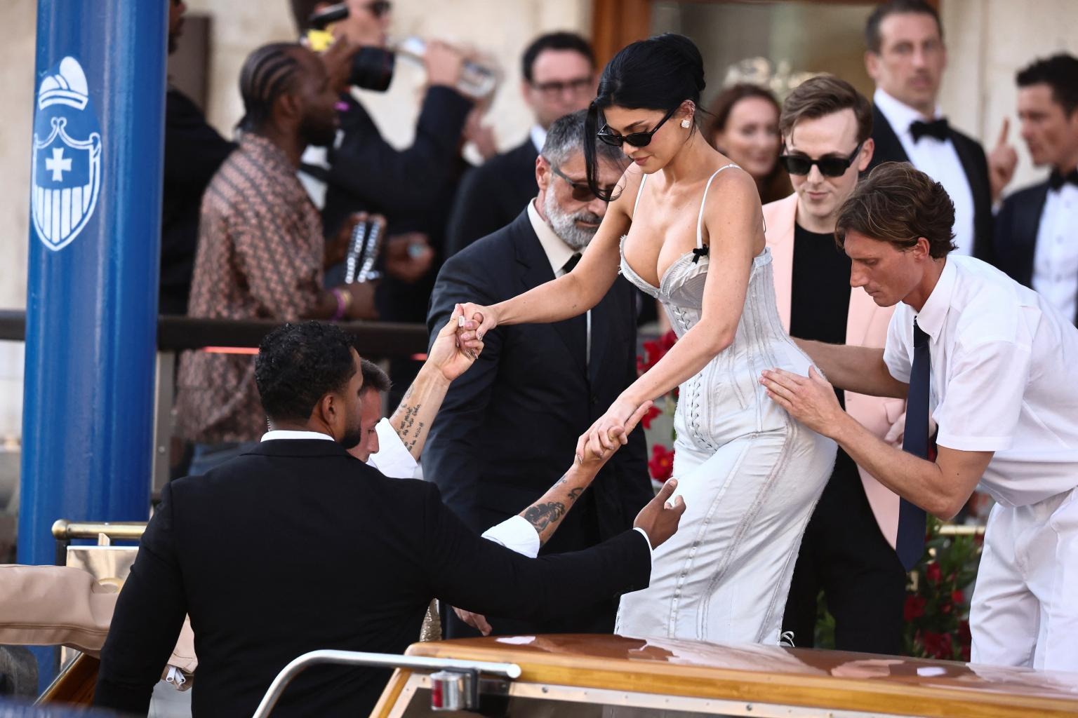 Đám cưới tỷ phú Jeff Bezos: Kim Kardashian - Kylie Jenner sexy 