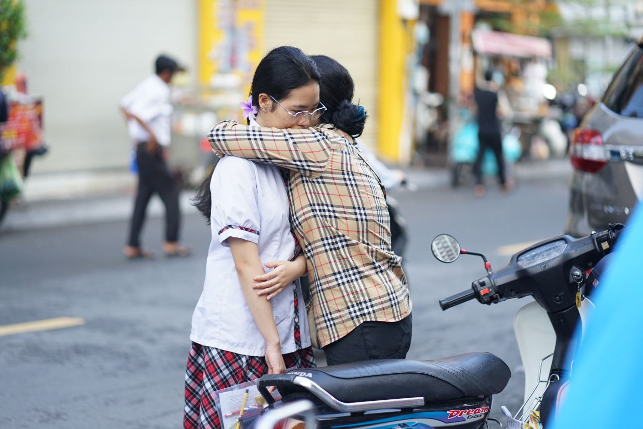 Thi xong, nữ sinh 2k7 dầm mưa về nhà rồi khóc nức nở với mẹ: "Con xin lỗi" - Một câu nói ngắn khiến triệu phụ huynh lặng người- Ảnh 2.