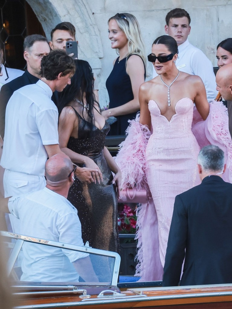 Đám cưới tỷ phú Jeff Bezos: Kim Kardashian - Kylie Jenner sexy 