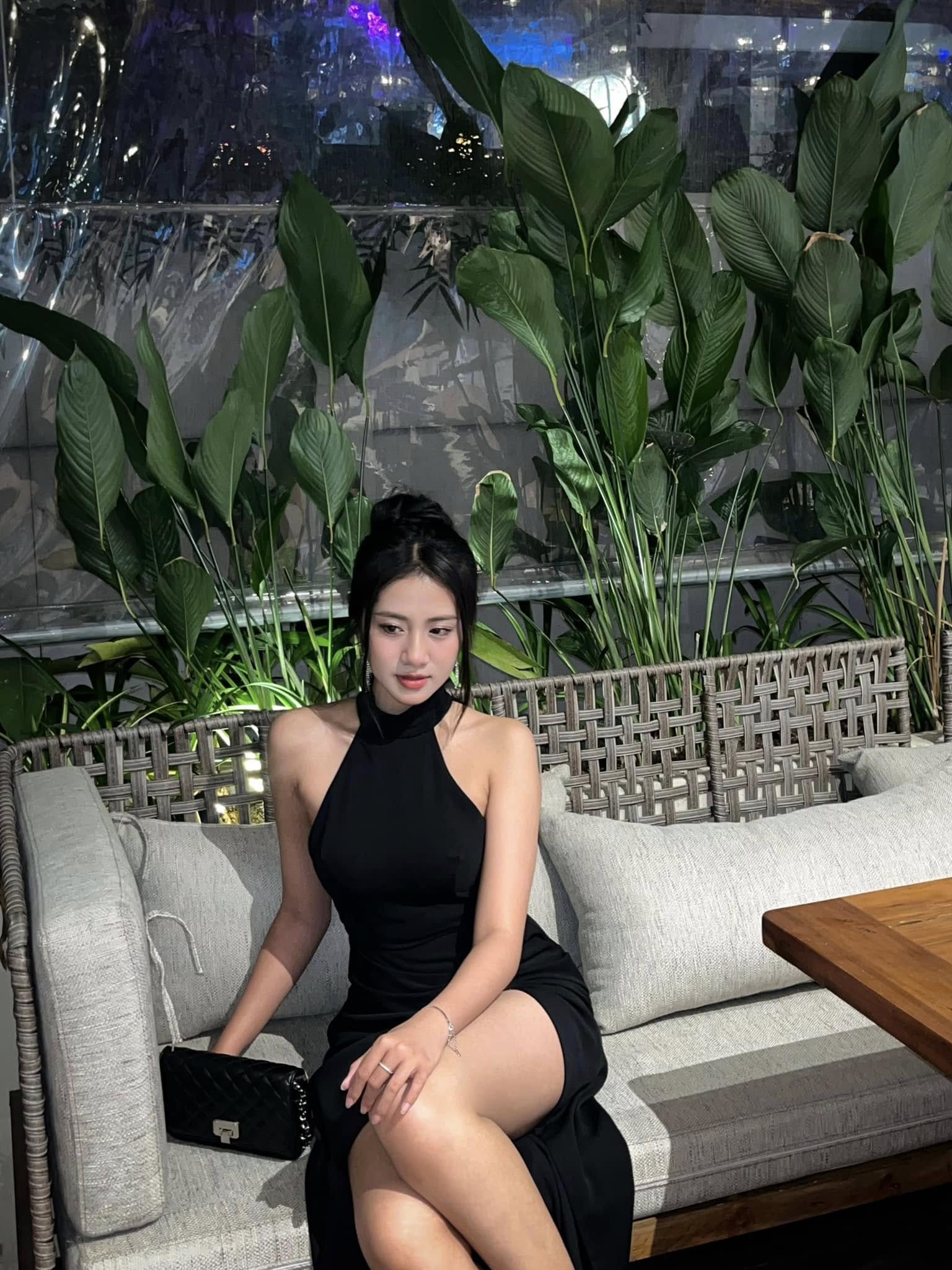 Lộ ảnh thời cấp 3 tự ti, da ngăm đen của Hà Trúc Linh - Hoa hậu Việt Nam: Lên phố 