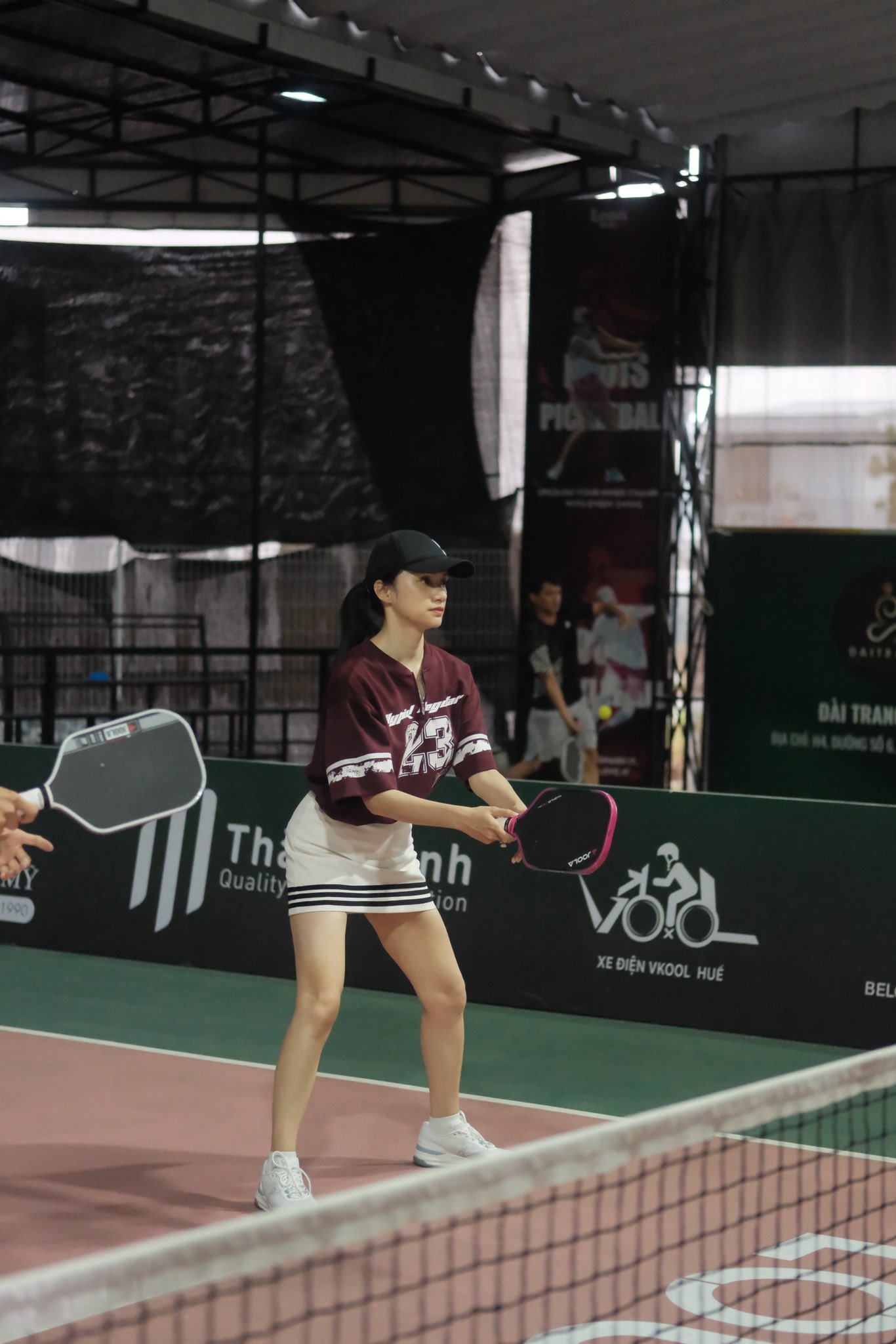 Hồ Ngọc Hà đọ sắc với Hương Giang trên sân pickleball, 