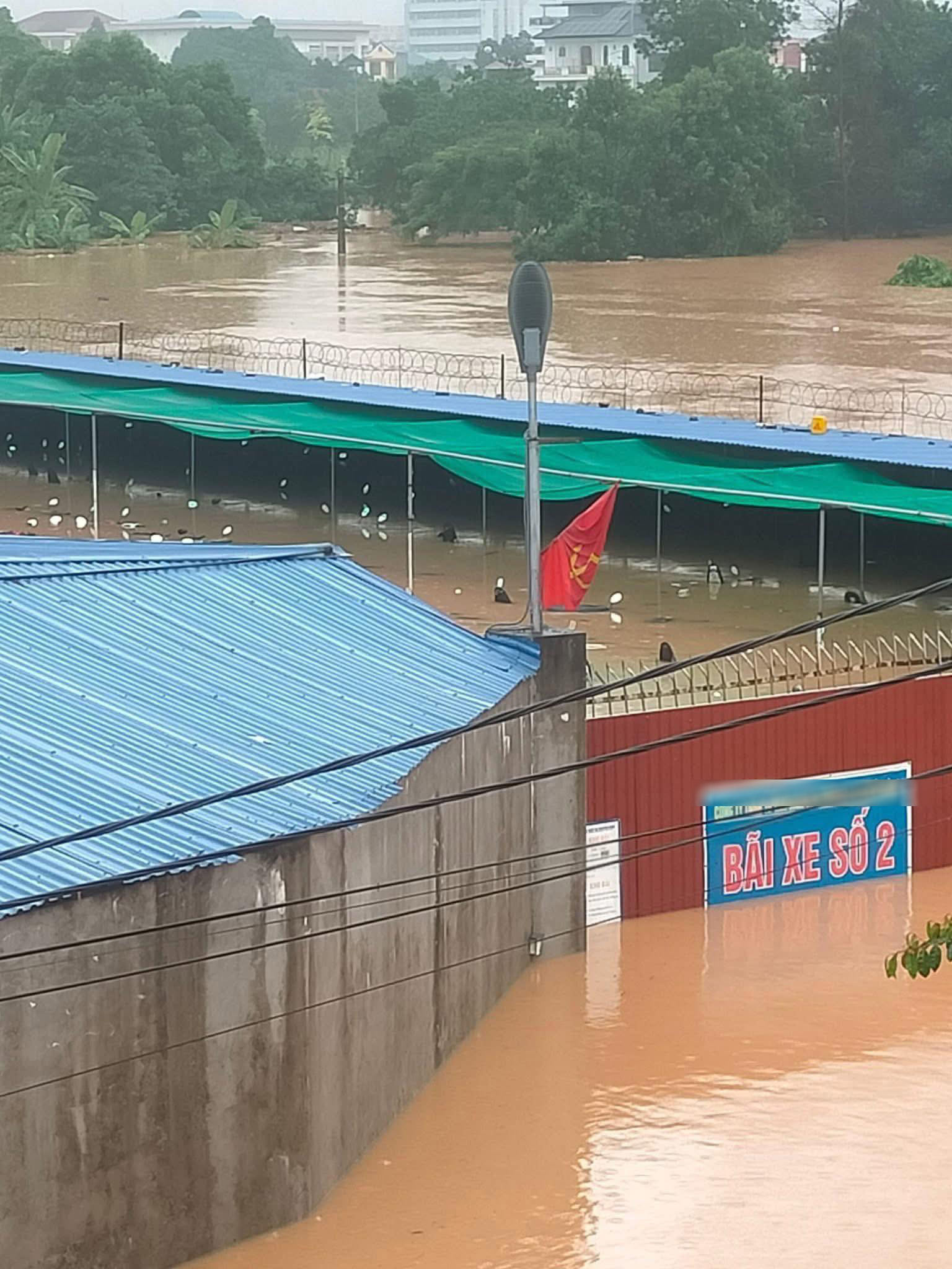 Xe vi phạm để trong bãi giữ xe bị ngập nước dẫn đến hư hỏng liệu có được đền bù?- Ảnh 1.
