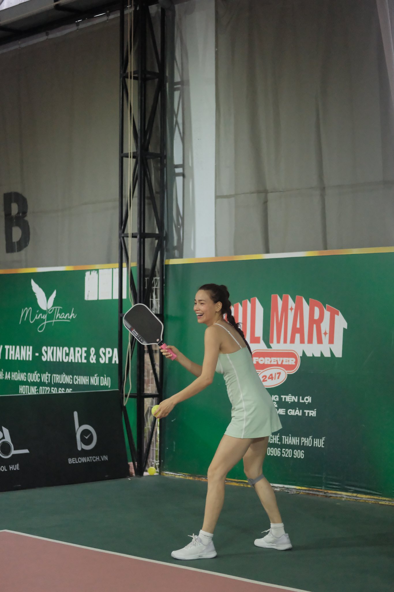 Hồ Ngọc Hà đọ sắc với Hương Giang trên sân pickleball, 