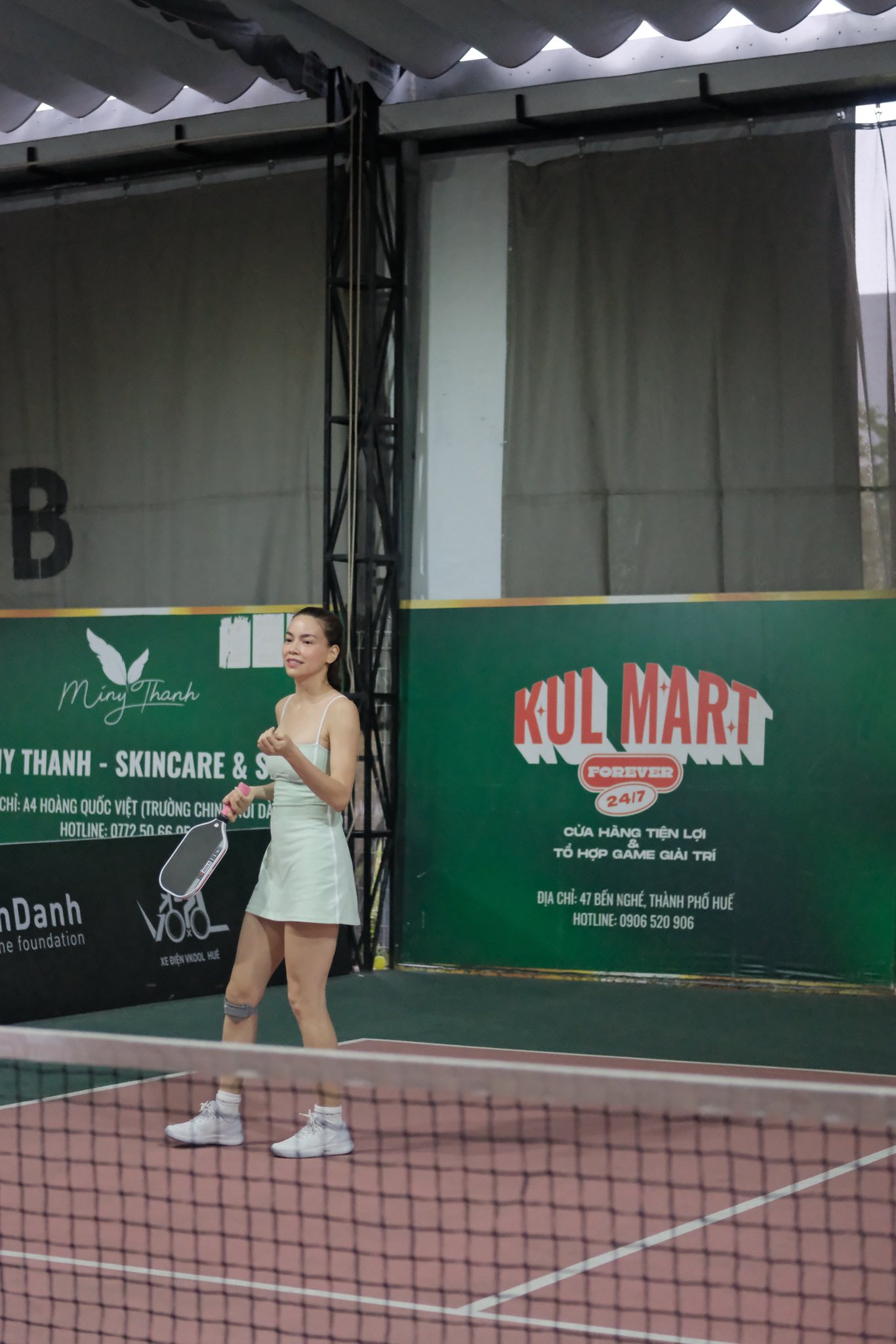 Hồ Ngọc Hà đọ sắc với Hương Giang trên sân pickleball, 