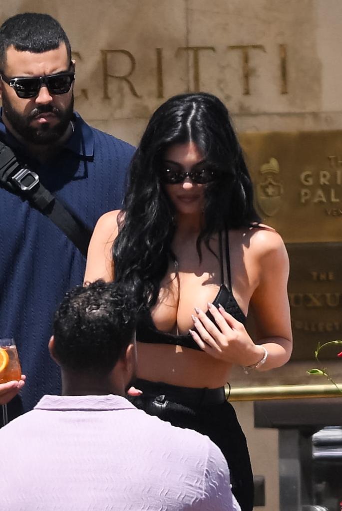 Gái đẹp nhà Kardashian - Jenner 