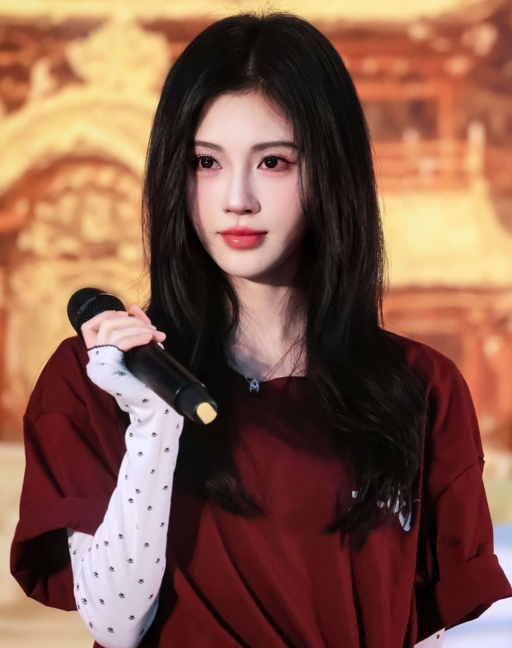 Chưa từng có ở showbiz: 10.000 người xếp hàng xuyên đêm để gặp mỹ nhân chỉ cao 1m45- Ảnh 1.
