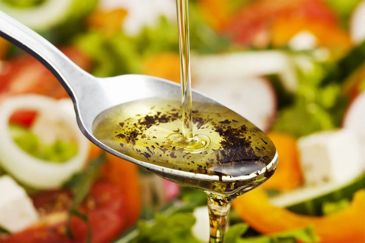 Loại dầu ăn nào dùng để chiên xào, loại nào dùng trộn salad?- Ảnh 2.