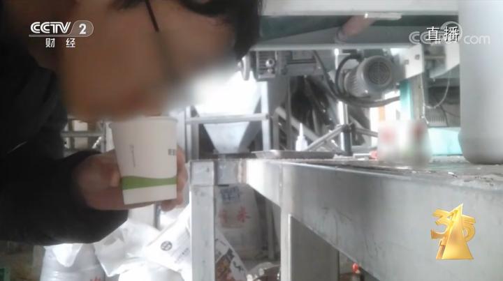 Trung Quốc: Đột kích nhà máy trong đêm, phanh phui công ty sản xuất gạo giả bán 1.000 tấn mỗi năm, tịch thu 15.750kg gạo chất thành đống- Ảnh 2.