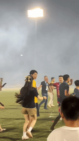 Quang Hải ôm Chu Thanh Huyền giữa SVĐ, nàng WAG có hành động khiến chồng 