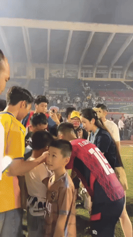 Quang Hải ôm Chu Thanh Huyền giữa SVĐ, nàng WAG có hành động khiến chồng 