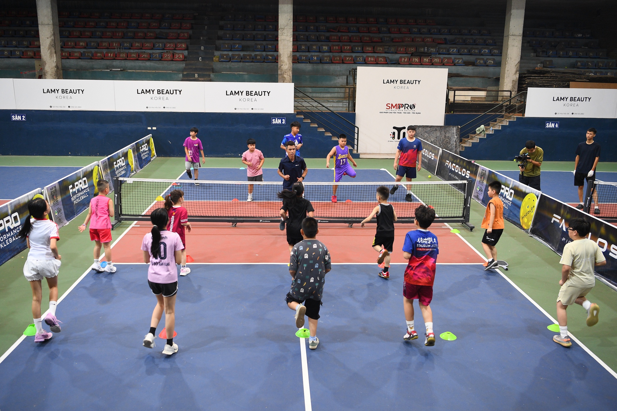 “Khối nghỉ hè” đầm đìa mồ hôi trên sân pickleball: HLV hụt hơi, phụ huynh chi tiền triệu- Ảnh 3.