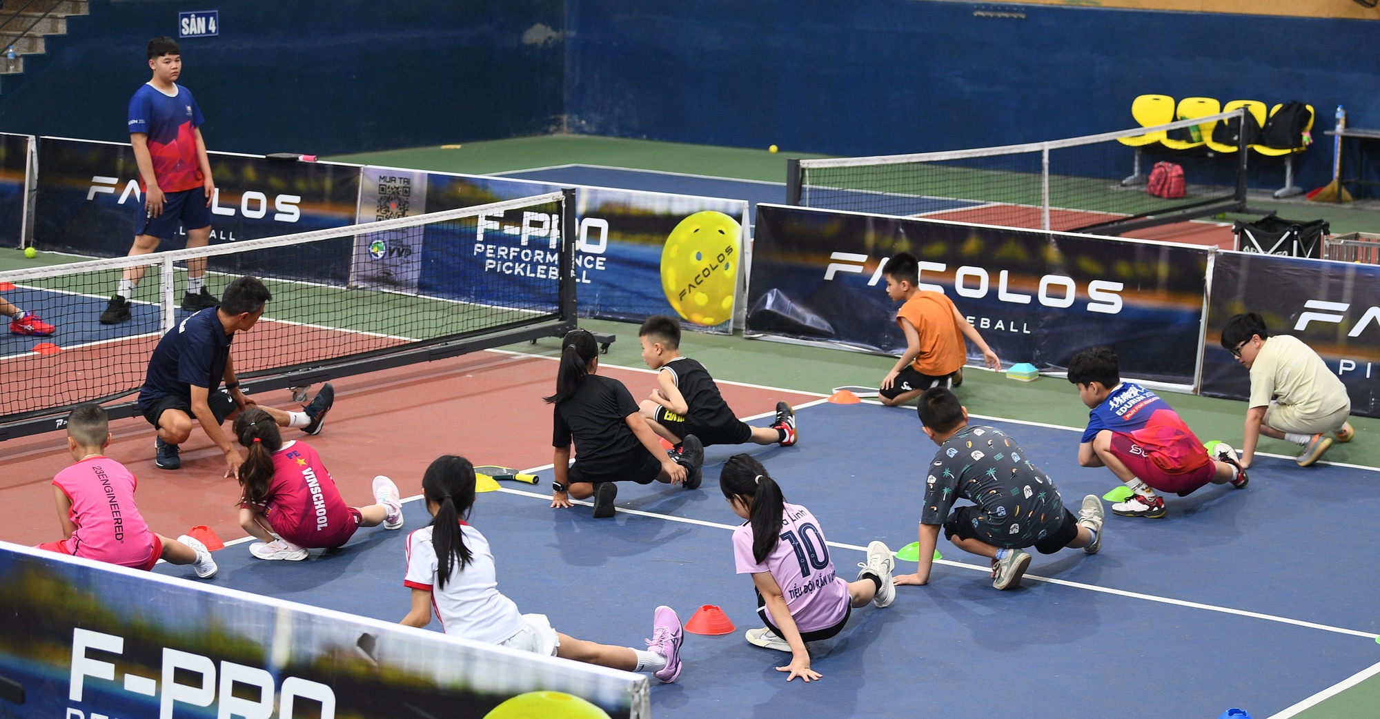 “Khối nghỉ hè” đầm đìa mồ hôi trên sân pickleball: HLV hụt hơi, phụ huynh chi tiền triệu- Ảnh 8.