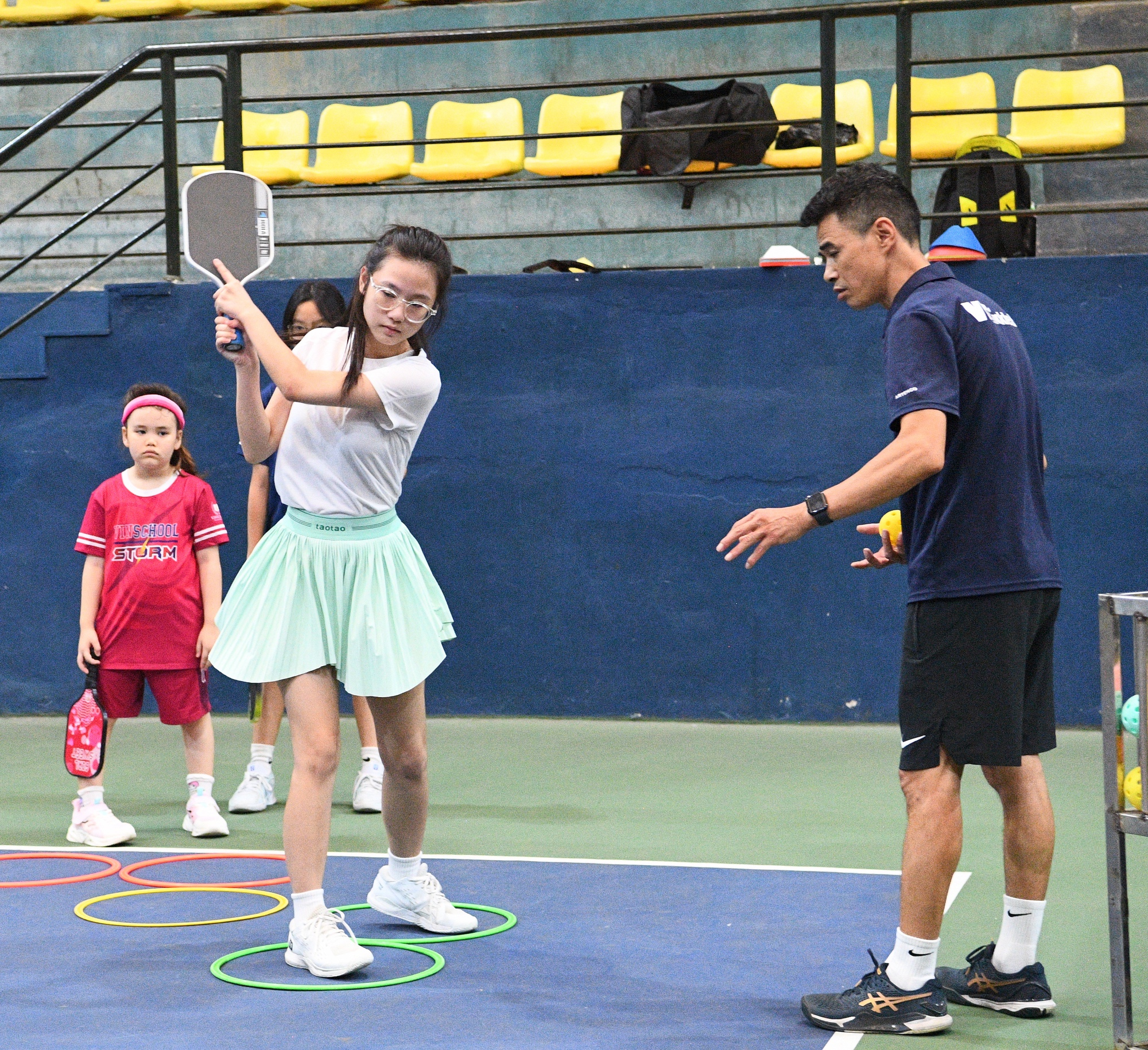 “Khối nghỉ hè” đầm đìa mồ hôi trên sân pickleball: HLV hụt hơi, phụ huynh chi tiền triệu- Ảnh 7.