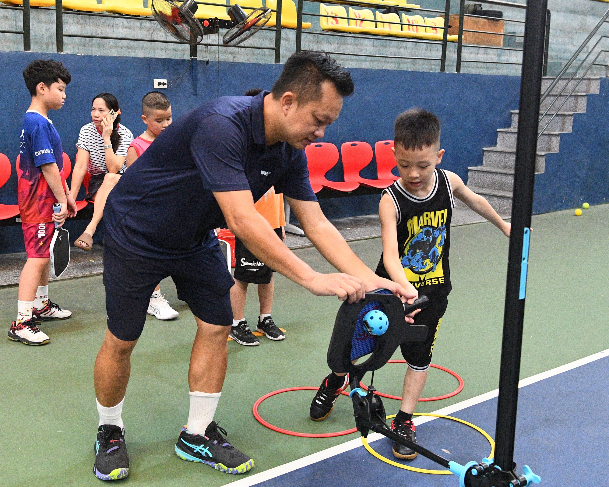 “Khối nghỉ hè” đầm đìa mồ hôi trên sân pickleball: HLV hụt hơi, phụ huynh chi tiền triệu- Ảnh 2.