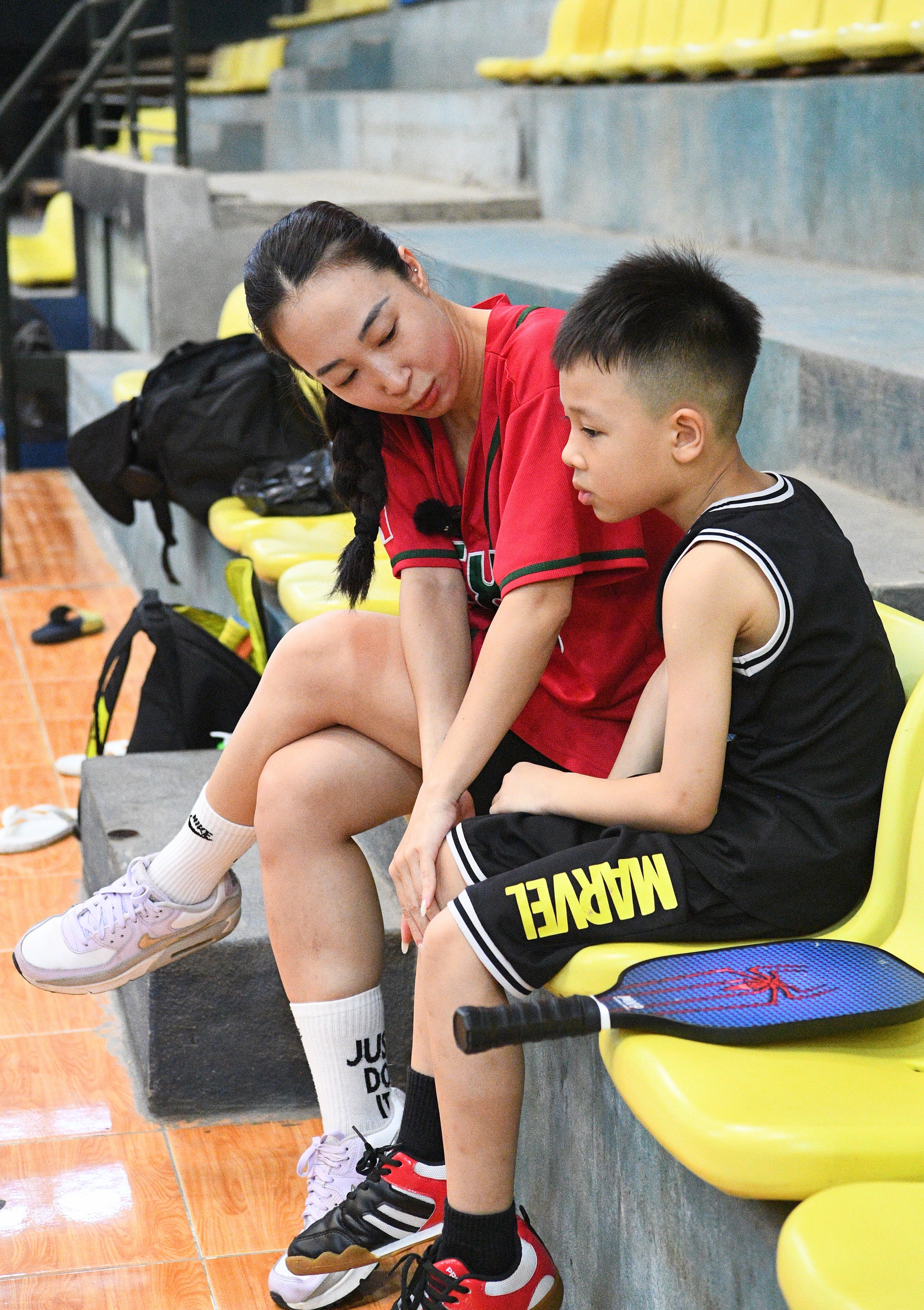 “Khối nghỉ hè” đầm đìa mồ hôi trên sân pickleball: HLV hụt hơi, phụ huynh chi tiền triệu- Ảnh 6.