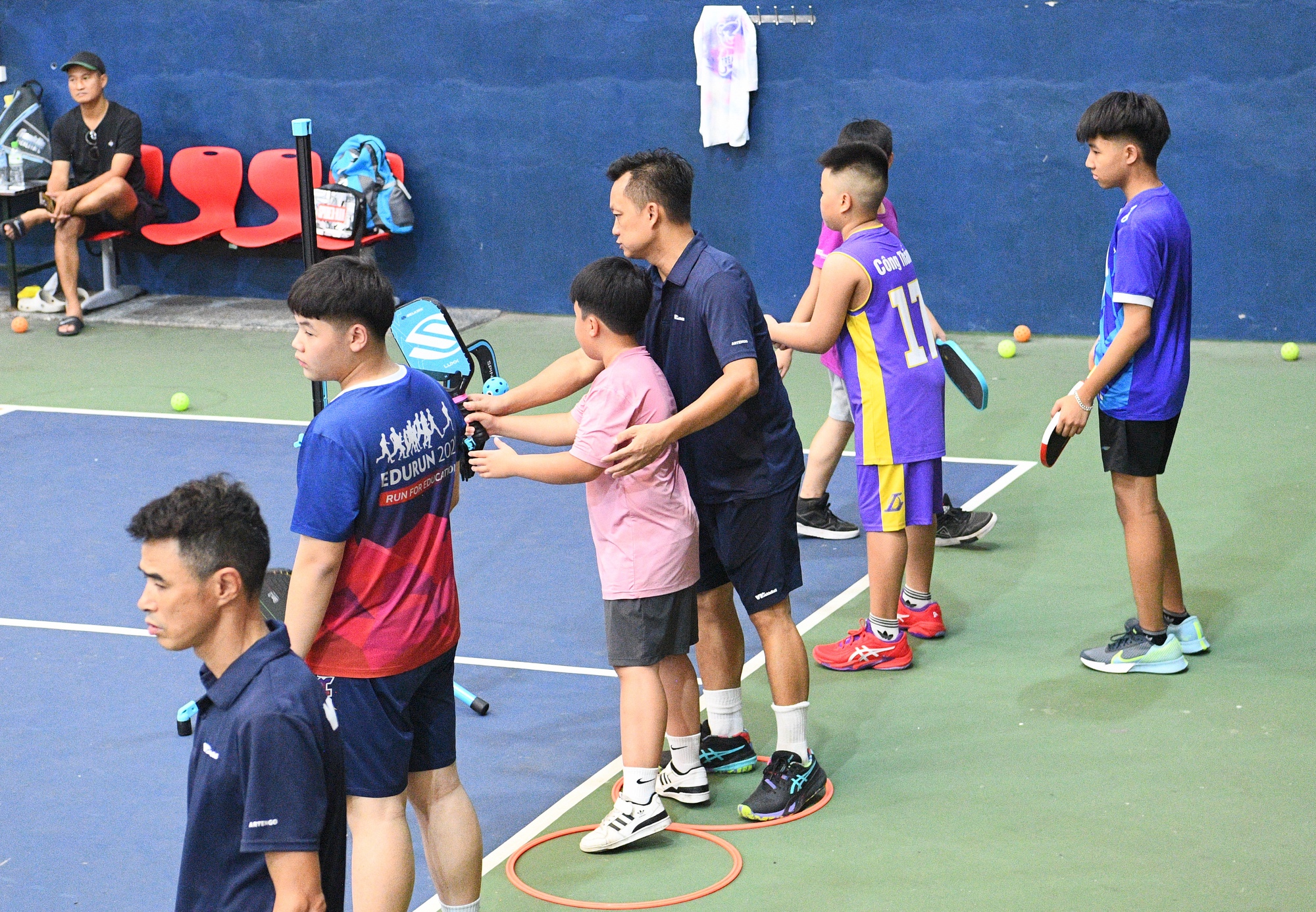 “Khối nghỉ hè” đầm đìa mồ hôi trên sân pickleball: HLV hụt hơi, phụ huynh chi tiền triệu- Ảnh 9.
