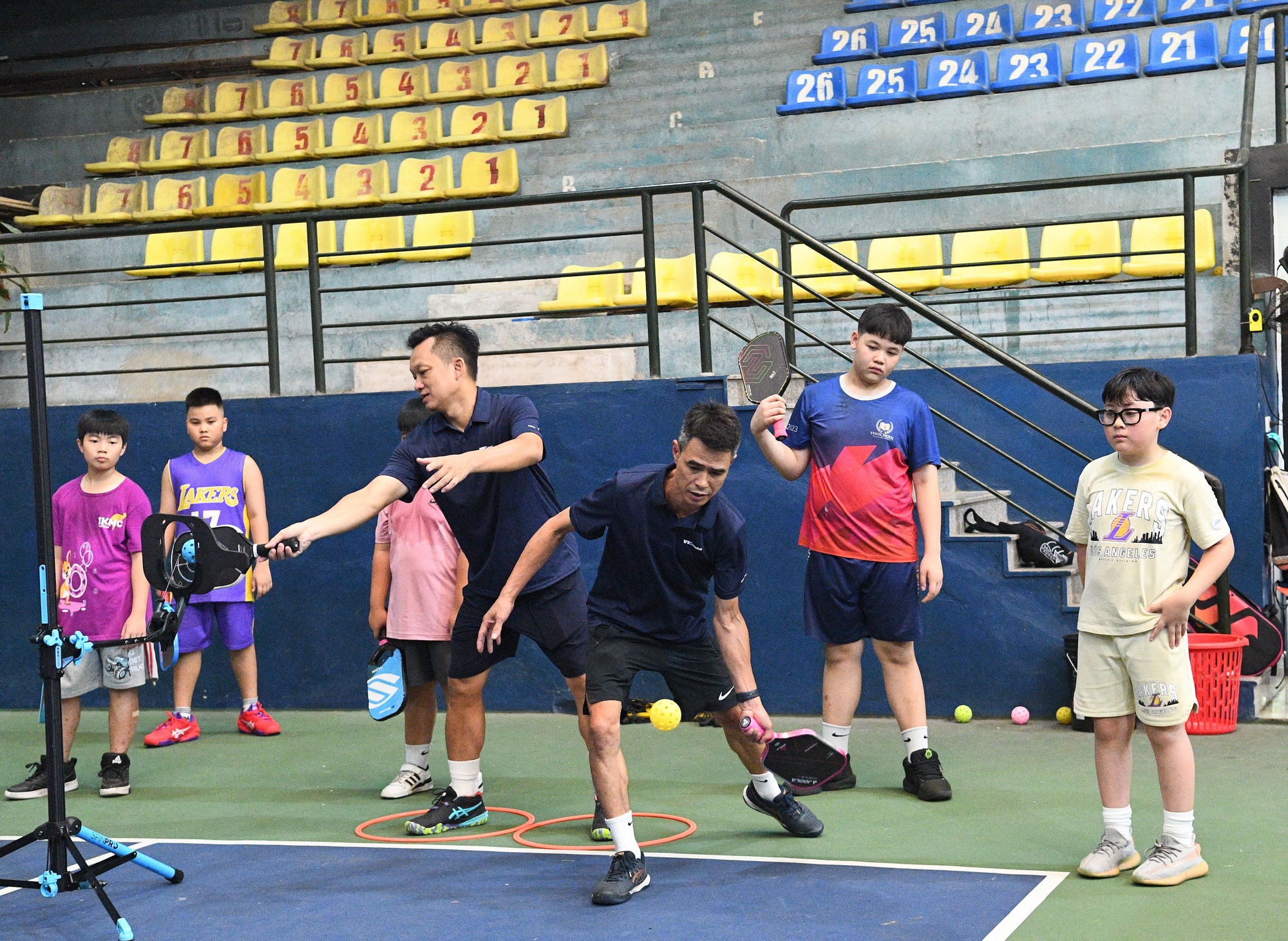 “Khối nghỉ hè” đầm đìa mồ hôi trên sân pickleball: HLV hụt hơi, phụ huynh chi tiền triệu- Ảnh 11.