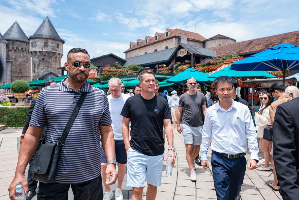 Ba huyền thoại bóng đá Michael Owen, Ryan Giggs, Paul Scholes trải nghiệm Ba Na Hills- Ảnh 1.
