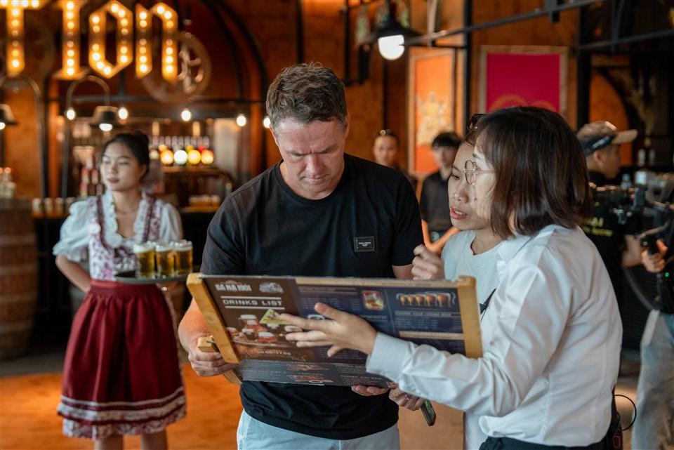 Ba huyền thoại bóng đá Michael Owen, Ryan Giggs, Paul Scholes trải nghiệm Ba Na Hills- Ảnh 6.