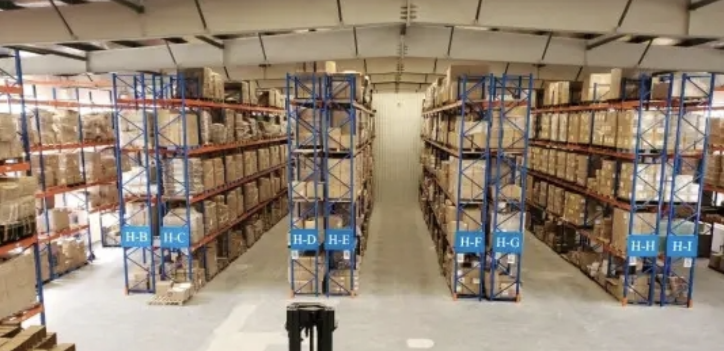 Theo dõi một người đàn ông vừa xin việc, công an phát hiện kho hàng giả trị giá gần 200 tỷ đồng, thu giữ 190.000 sản phẩm 'nhái' thương hiệu nổi tiếng- Ảnh 1.