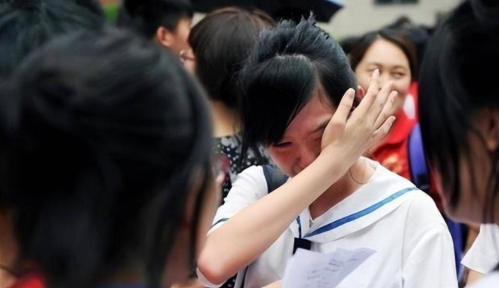 Ai cũng nói "Giỏi thì đề nào cũng làm được", sĩ tử 2k7 đừng "làm màu" khóc mãi: Bởi họ đâu làm mẹ, phải chứng kiến con ôn thi đến sáng!- Ảnh 1.