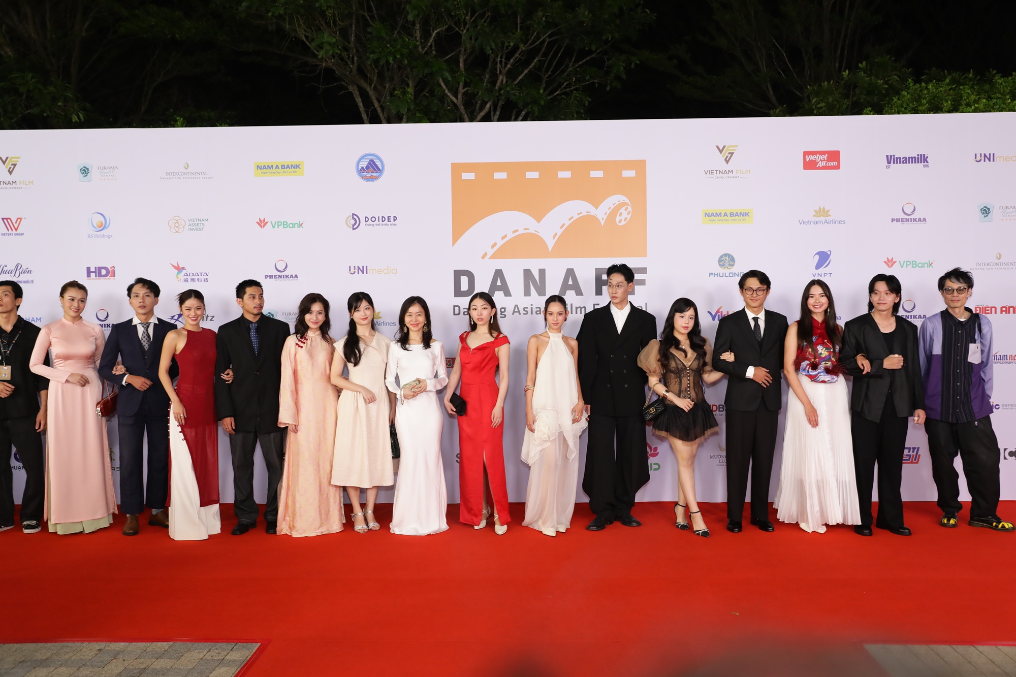 Thảm đỏ DANAFF 2025: Nữ chính Khi Cuộc Đời Cho Bạn Quả Quýt trẻ đẹp xuất sắc, Khả Ngân kè kè bên trai lạ- Ảnh 9.