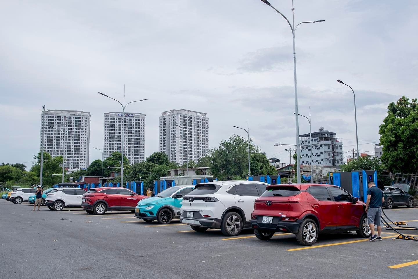 Chủ xe VinFast VF 9 trải nghiệm trạm sạc siêu nhanh lớn nhất Hà Nội: ‘9 phút đi được 50km, vị trí thuận lợi, toàn trụ công suất lớn’- Ảnh 1.