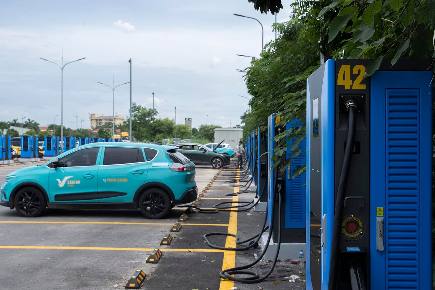 Chủ xe VinFast VF 9 trải nghiệm trạm sạc siêu nhanh lớn nhất Hà Nội: ‘9 phút đi được 50km, vị trí thuận lợi, toàn trụ công suất lớn’- Ảnh 3.