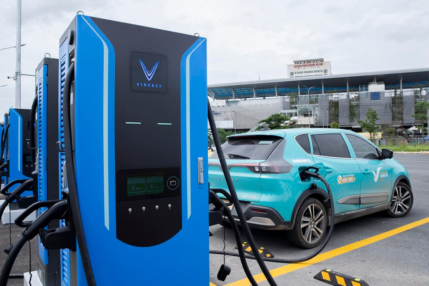 Chủ xe VinFast VF 9 trải nghiệm trạm sạc siêu nhanh lớn nhất Hà Nội: ‘9 phút đi được 50km, vị trí thuận lợi, toàn trụ công suất lớn’- Ảnh 5.