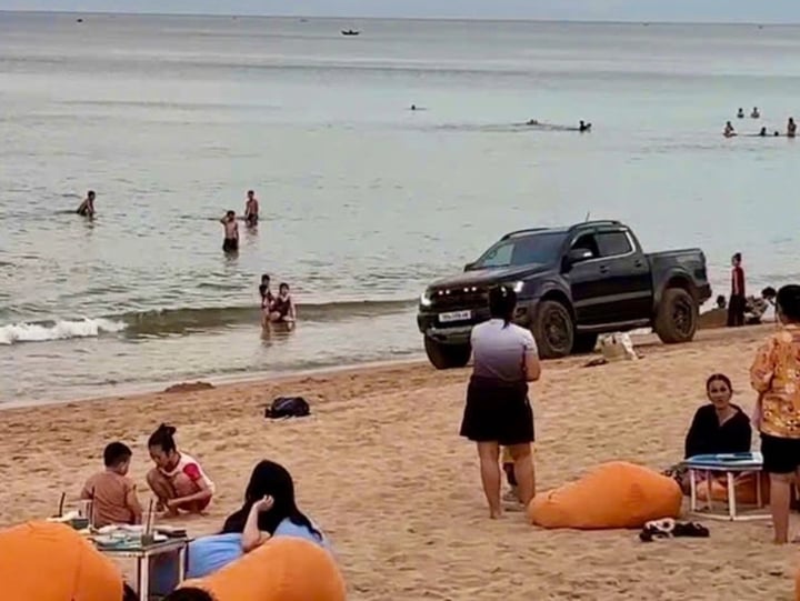 Khởi tố tài xế xe bán tải phóng ào ào, bóp còi inh ỏi trên bãi biển Tuy Hòa- Ảnh 2.