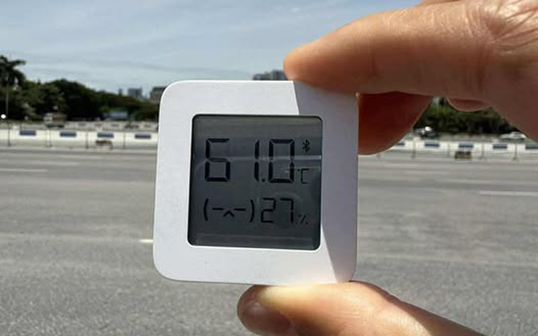 Thực hư thông tin Hà Nội nóng 61 độ C: Tại sao bản tin thời tiết dự báo nhiệt độ cao nhất là 40 độ C, mà cầm nhiệt kế ra đường lại đo được tận 61 độ?- Ảnh 1.