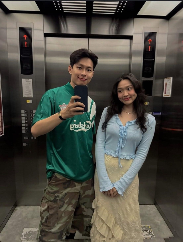 Tóm dính mỹ nam Vbiz và bạn gái ôm ấp giữa phố, thấy camera vẫn có hành động thản nhiên!- Ảnh 3. Tóm dính mỹ nam Vbiz và bạn gái ôm ấp giữa phố, thấy camera vẫn có hành động thản nhiên!- Ảnh 3.