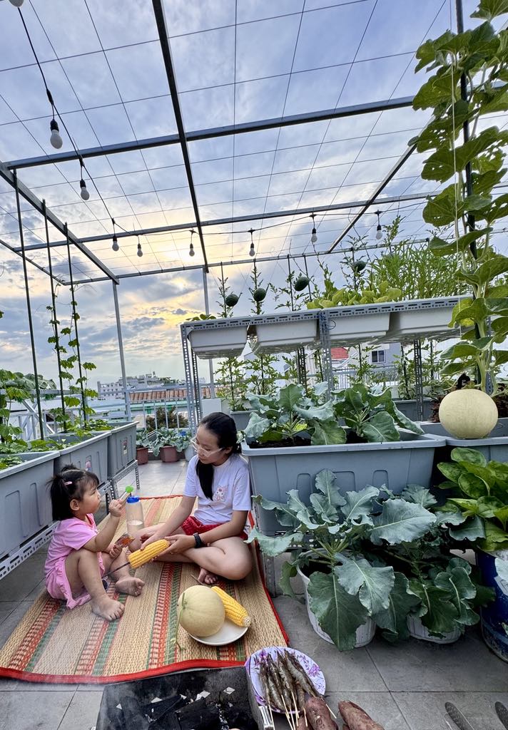 Từ tay mơ đến bà chủ vườn chỉ sau 2 tháng: Mẹ trẻ bật mí 4 kinh nghiệm trồng rau sân thượng trĩu quả khiến ai cũng bất ngờ vì “quá dễ”- Ảnh 10.