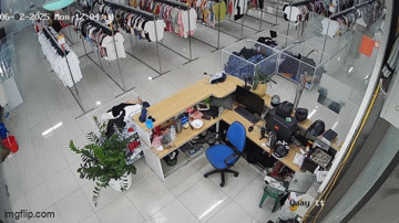 Hai "vị khách lạ" lững thững vào shop quần áo khiến nhân viên đứng hình, hớt hải đuổi vội- Ảnh 1.