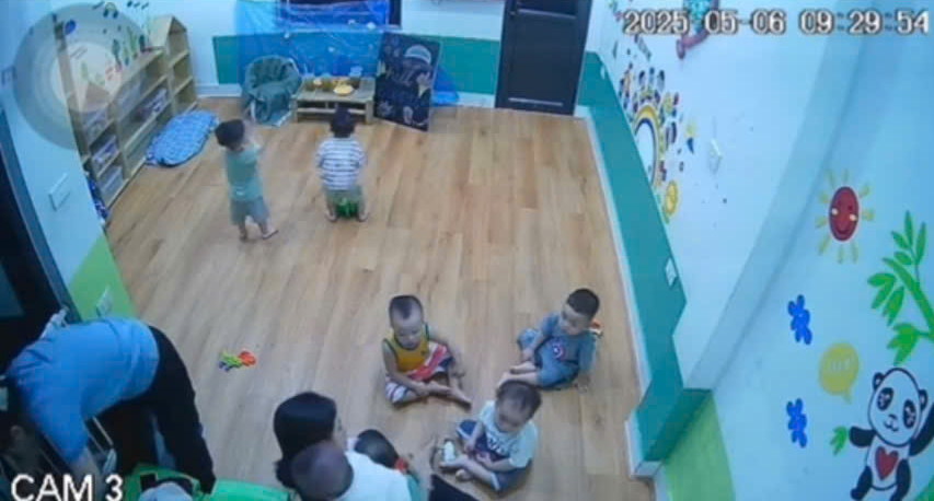 Cô giáo vừa bày hoa quả ra để dạy học thì 2 búp măng non liền xuất hiện và ngay 1 việc khiến các cô vừa hoảng vừa buồn cười- Ảnh 1.
