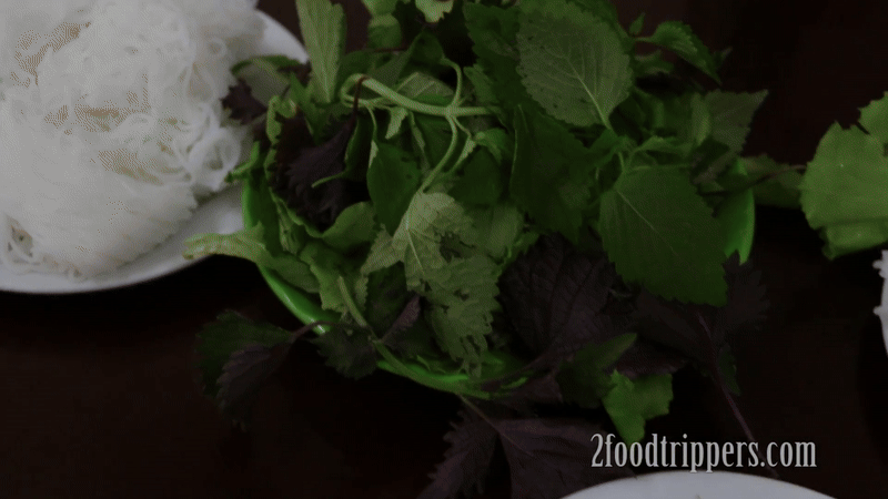 Khách Tây mê mẩn món ăn nổi tiếng thứ 2 của Hà Nội, đi bộ đến 48 phút trong cái nóng chỉ để thưởng thức- Ảnh 4.