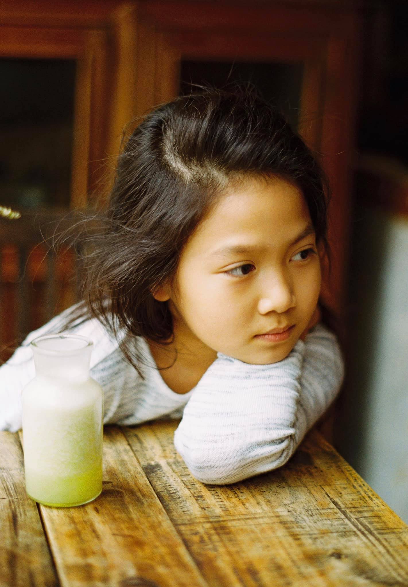 "Tiểu công chúa" bé bỏng của "Bố ơi, mình đi đâu thế?" nay thành thiếu nữ dịu dàng, vẻ đẹp trong trẻo chuẩn "nàng thơ"- Ảnh 4.