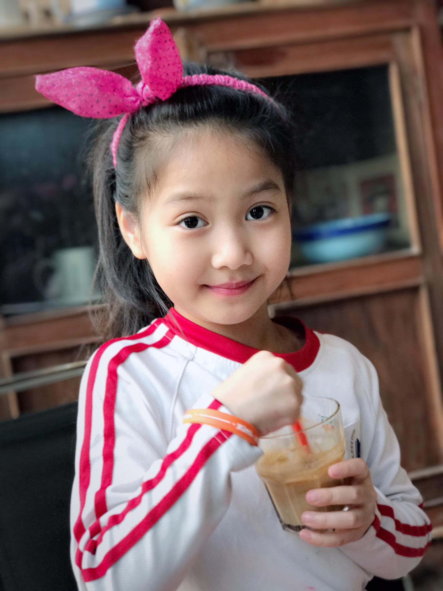 "Tiểu công chúa" bé bỏng của "Bố ơi, mình đi đâu thế?" nay thành thiếu nữ dịu dàng, vẻ đẹp trong trẻo chuẩn "nàng thơ"- Ảnh 1.