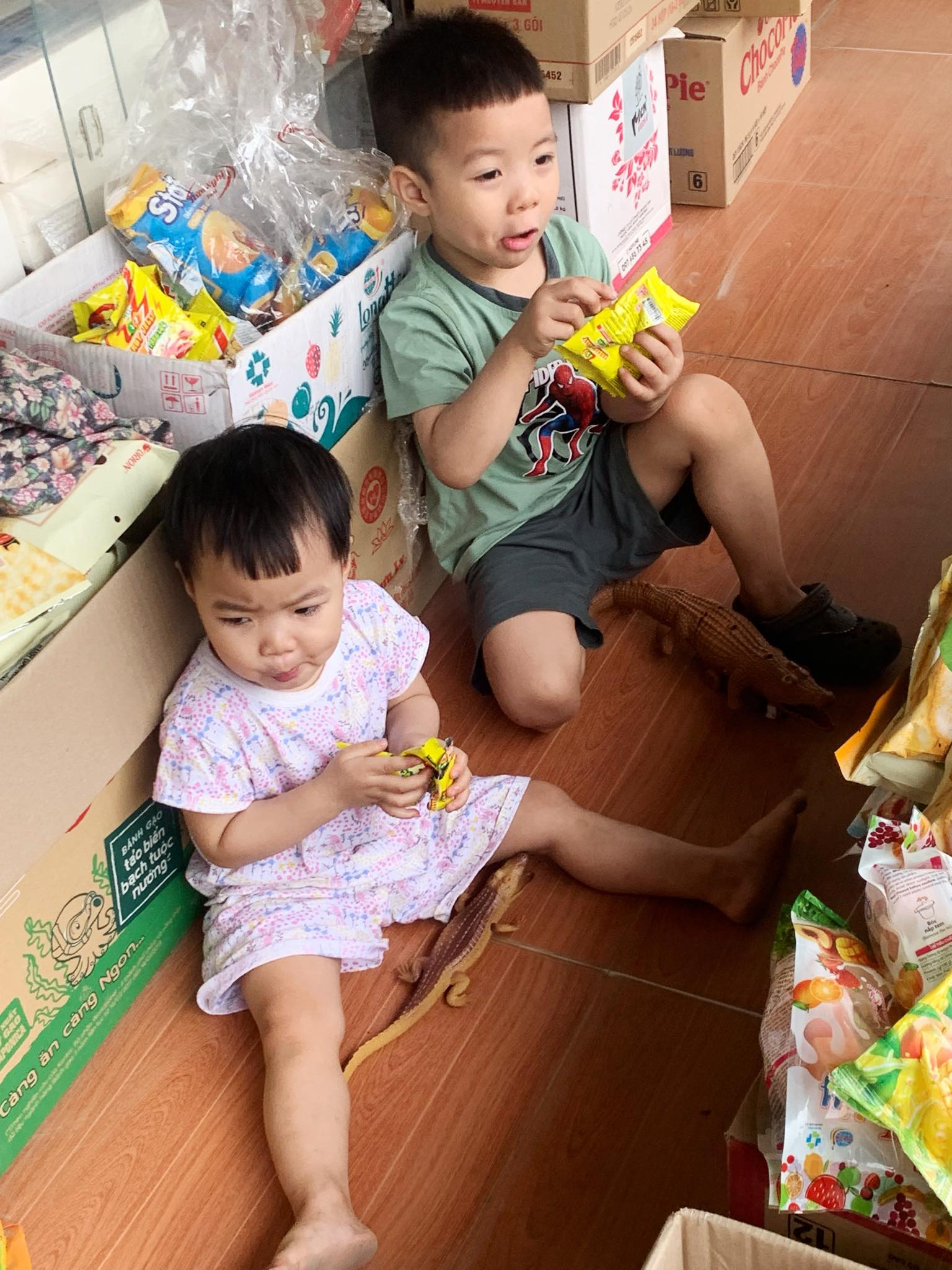 Mới gửi con về quê nghỉ hè được 2 ngày, mẹ phải tức tốc quay về... “giải cứu ông bà”- Ảnh 1.