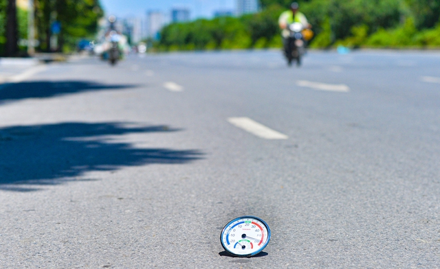 Thực hư thông tin Hà Nội nóng 61 độ C: Tại sao bản tin thời tiết dự báo nhiệt độ cao nhất là 40 độ C, mà cầm nhiệt kế ra đường lại đo được tận 61 độ?- Ảnh 8.