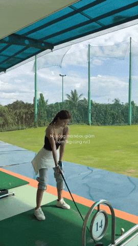 Nóng hơn mùa hè, không cần bikini bốc lửa Louis Phạm vẫn “đốt mắt” dân tình với vóc dáng trên sân golf- Ảnh 1.