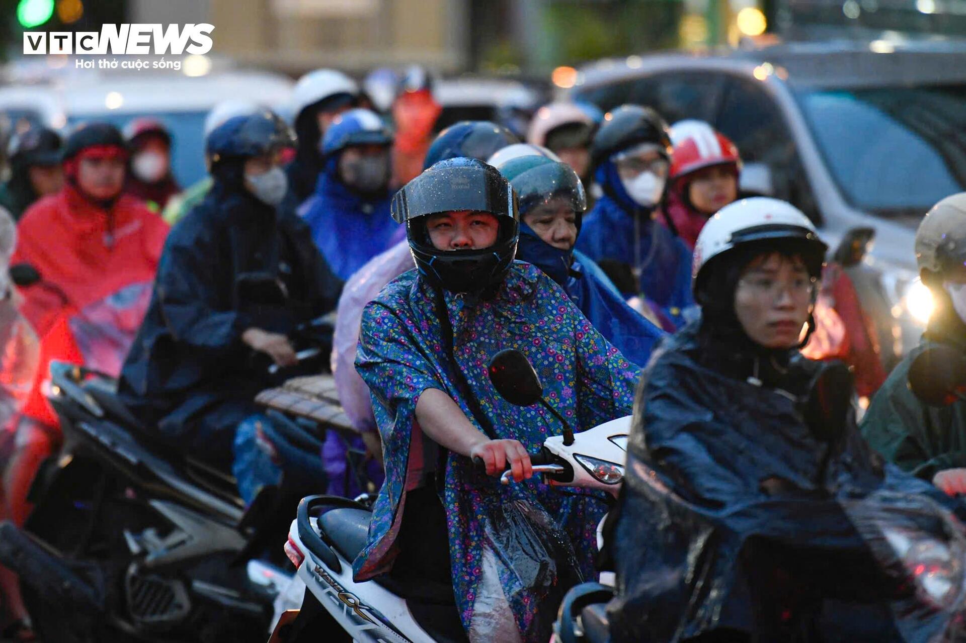 Hà Nội đón ‘cơn mưa vàng’ sau những ngày nắng nóng- Ảnh 5.