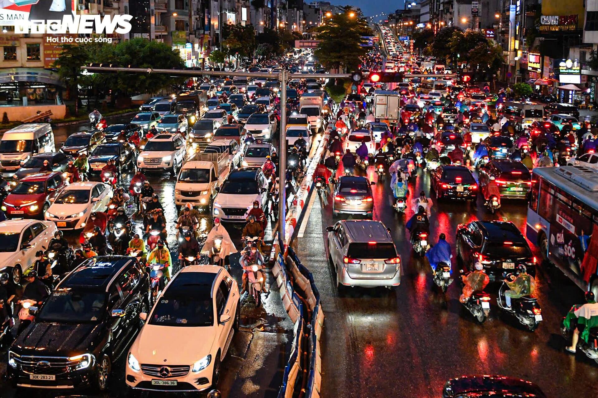 Hà Nội đón ‘cơn mưa vàng’ sau những ngày nắng nóng- Ảnh 12.